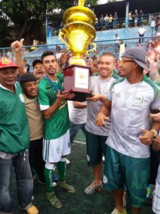 O capitão da equipe do Palmeirinha ergue a taça ao lado do técnico Bruno que foi expuslo da partida (Foto: Caio Henrique/FCS)